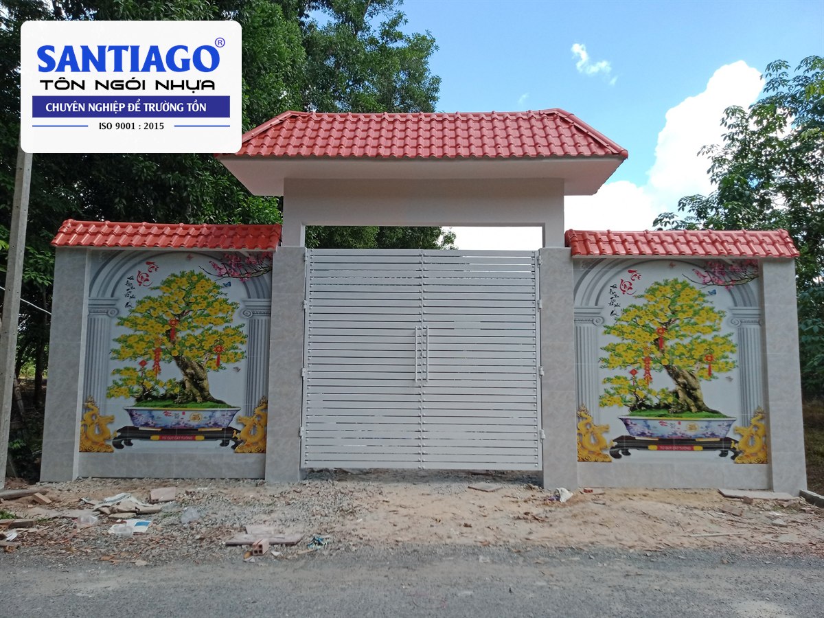 Cổng nhà có mái ngói nhựa đỏ ở Tây Ninh