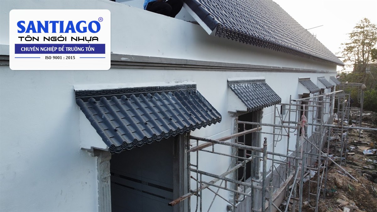 Mái hiên cửa sổ lợp ngói nhựa xám trên tường nhà
