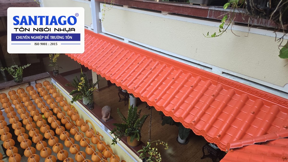 Mái hiên một mặt lợp ngói nhựa đỏ