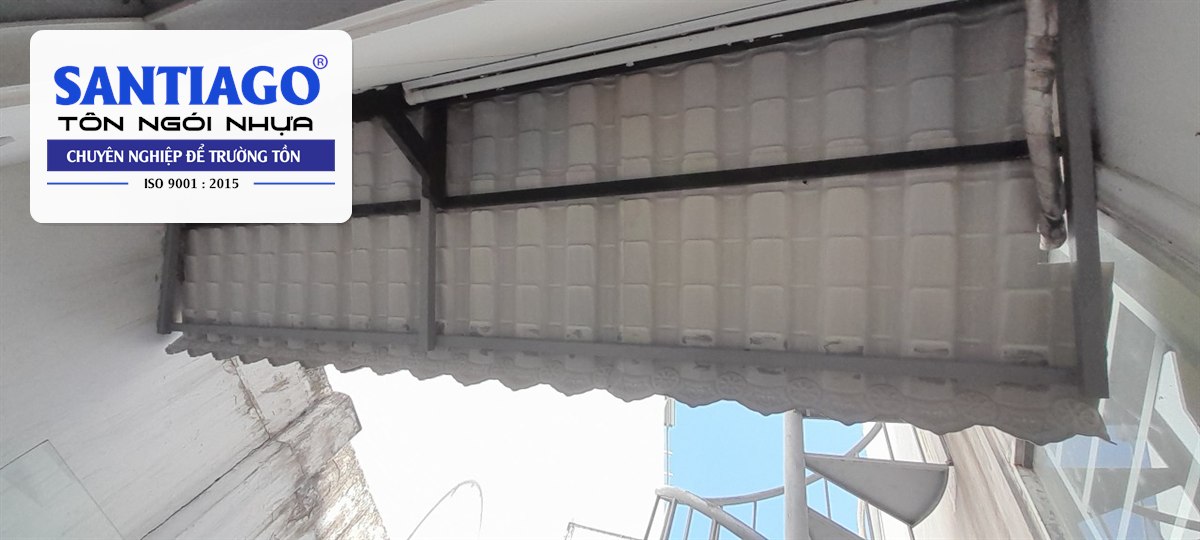 Mái hiên ngói âm dương xám nhìn từ dưới lên