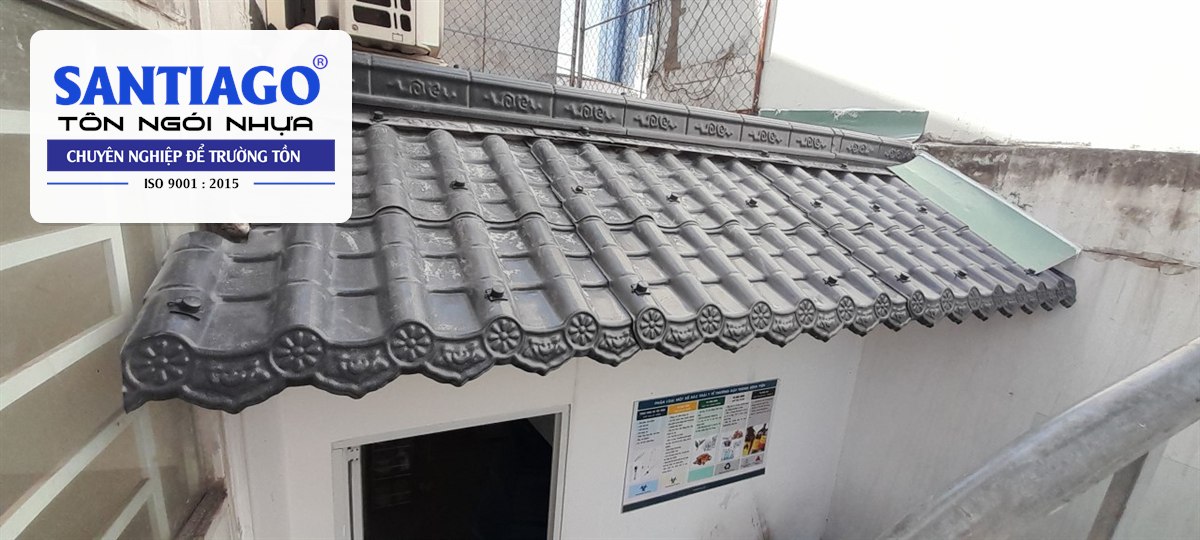 Mái hiên ngói âm dương xám trên nhà phố