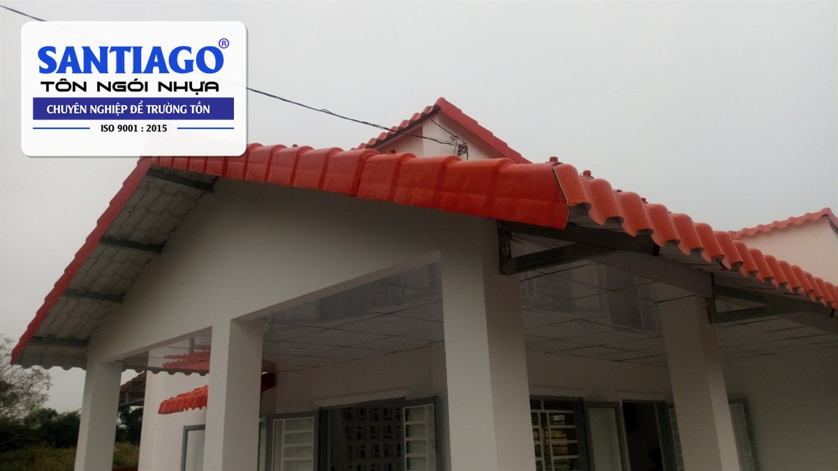 Mái hiên ngói nhựa Santiago màu đỏ ở Đất Đỏ, Bà Rịa – Vũng Tàu