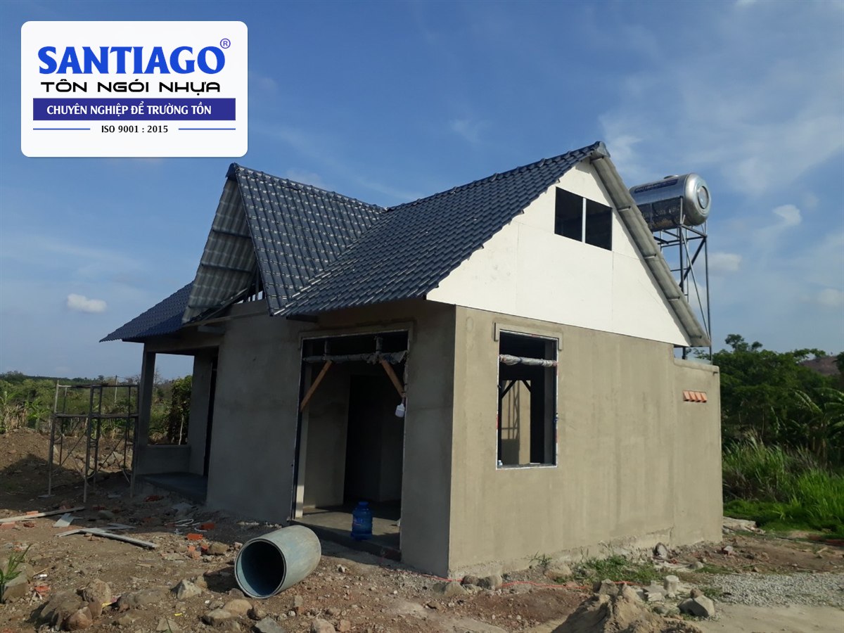 Mái hiên ngói nhựa trước nhà ở Vũng Tàu