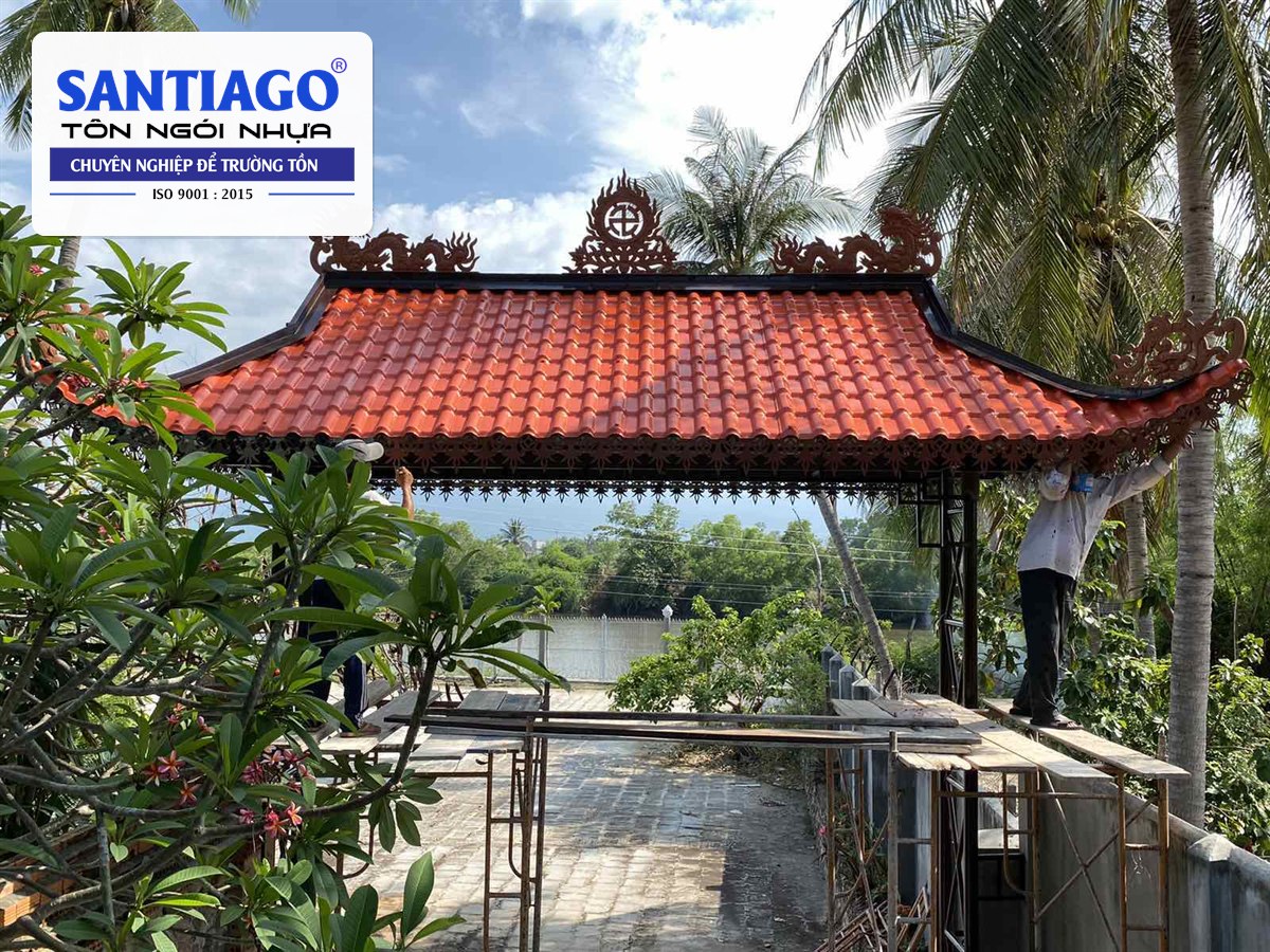 Mái ngói nhựa đỏ của công trình chùa ở Khánh Hòa