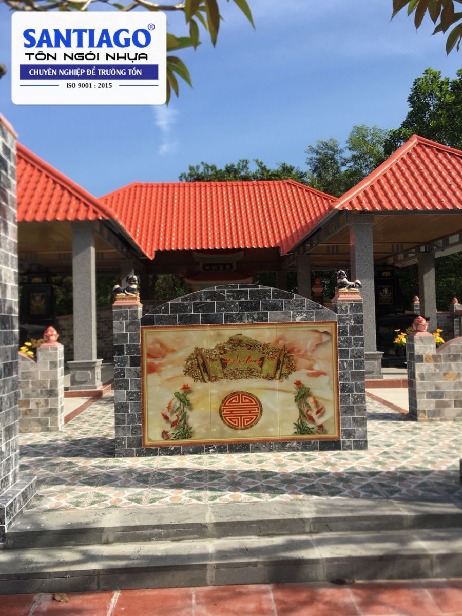 Lối vào có nhiều mái ngói nhựa đỏ ở Định Quán