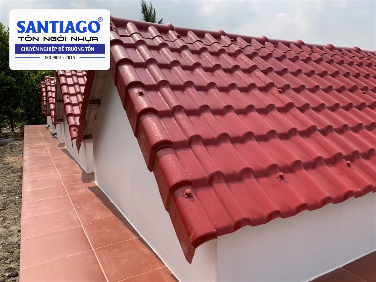Dãy mái ngói nhựa đỏ có úp viền ở đầu hồi
