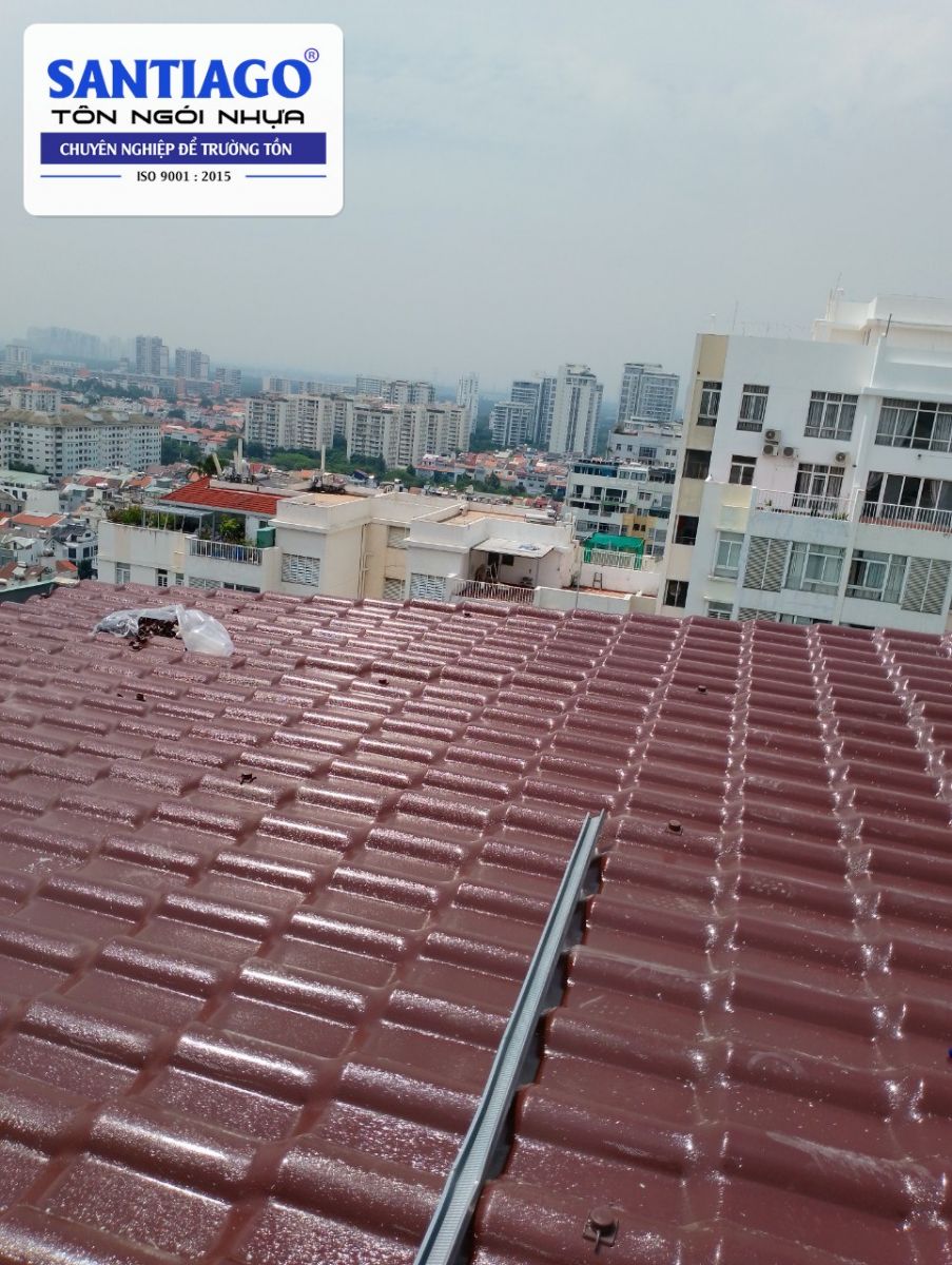 Mái ngói nhựa đỏ trên tầng thượng nhà phố