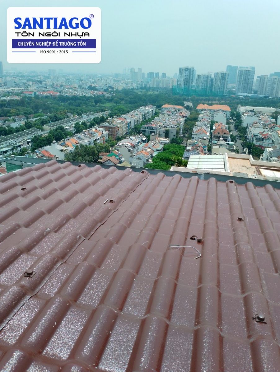 Mái ngói nhựa đỏ trên tầng thượng nhà phố ở Quận 7