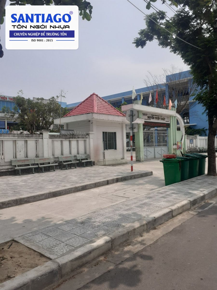 Mái ngói nhựa đỏ của trường học nhìn từ sân
