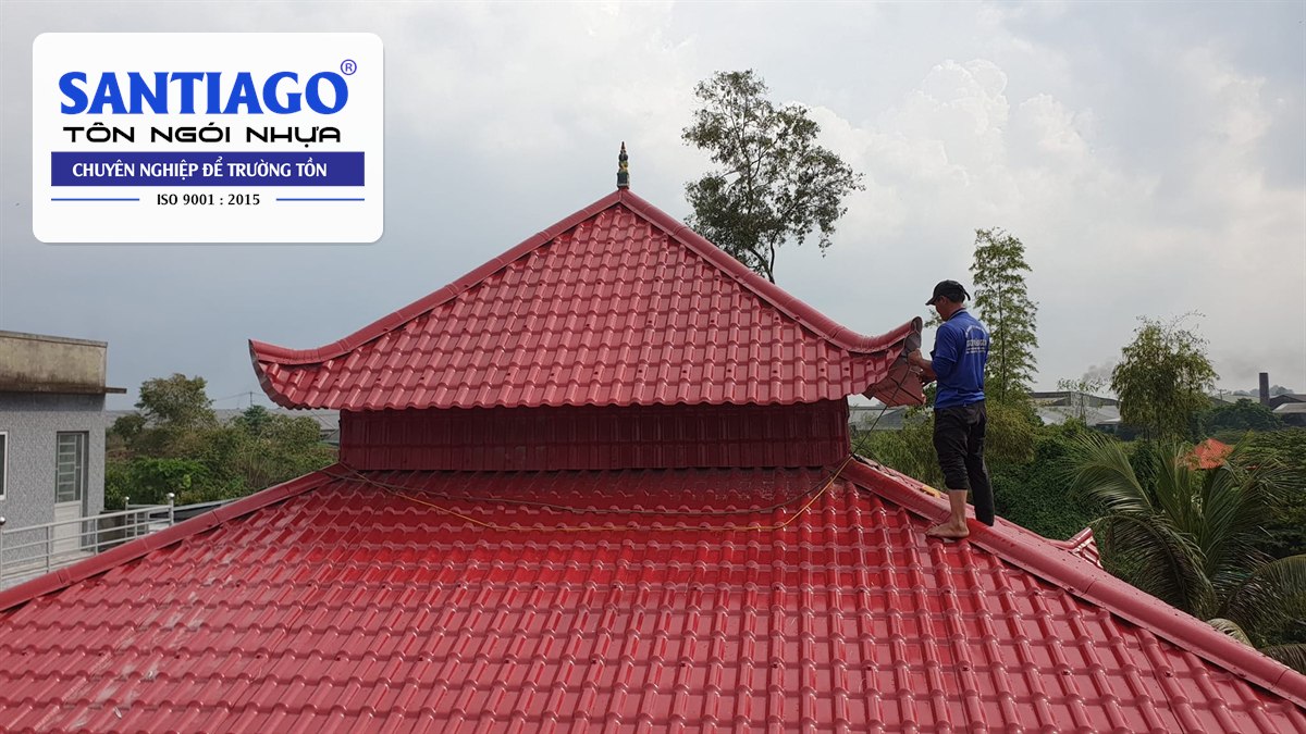 Góc mái ngói nhựa của nhà mồ