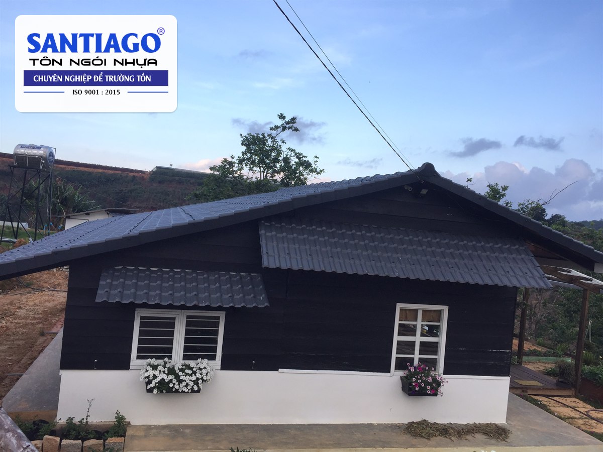 Nhà gỗ đen mái ngói nhựa xám đen ở Đà Lạt