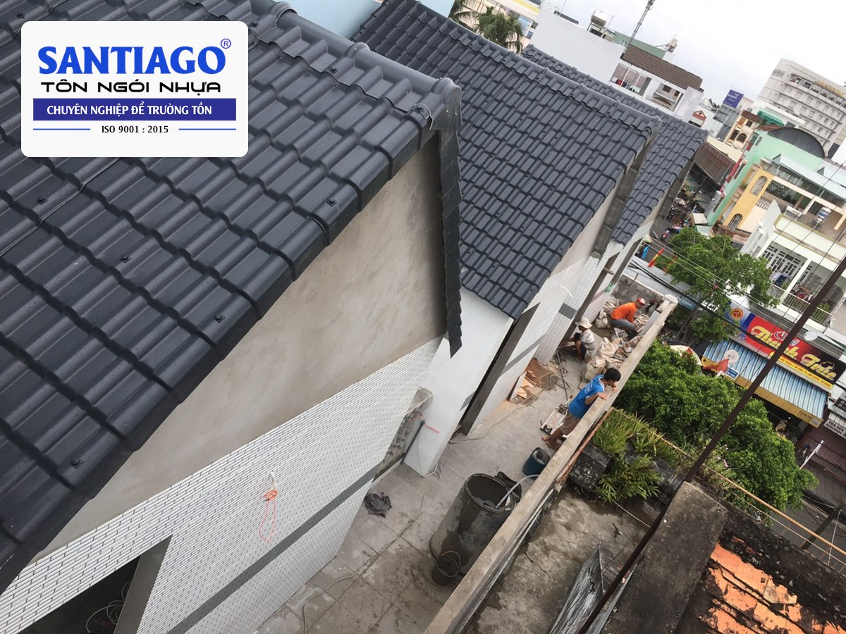 Mái ngói nhựa xám đen trên dãy nhà phố