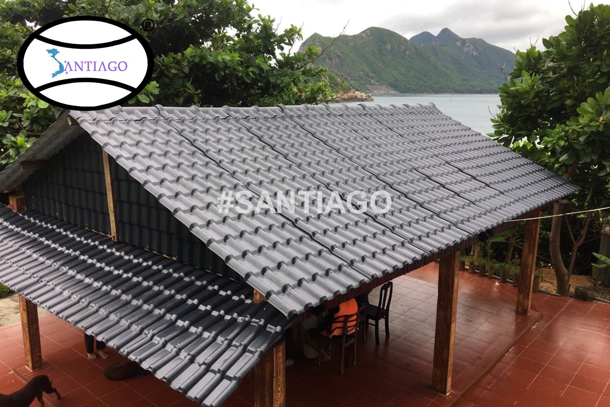 Mái ngói nhựa xám trên chòi gần biển ở Vũng Tàu