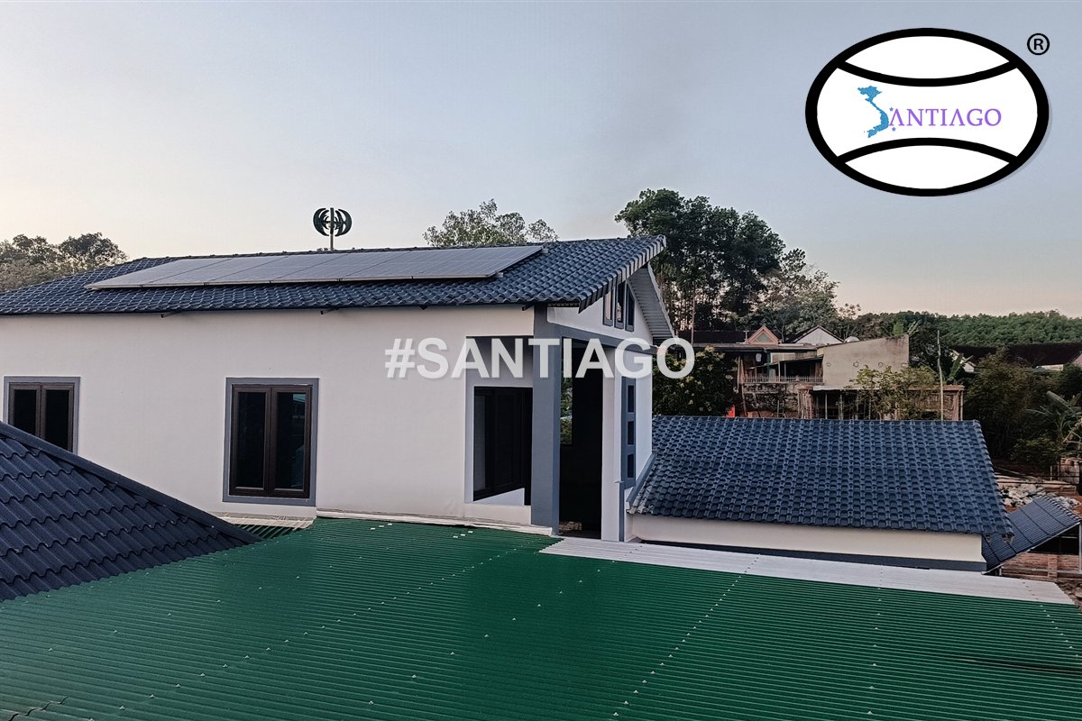Mái ngói nhựa xám đen nhìn từ sân thượng
