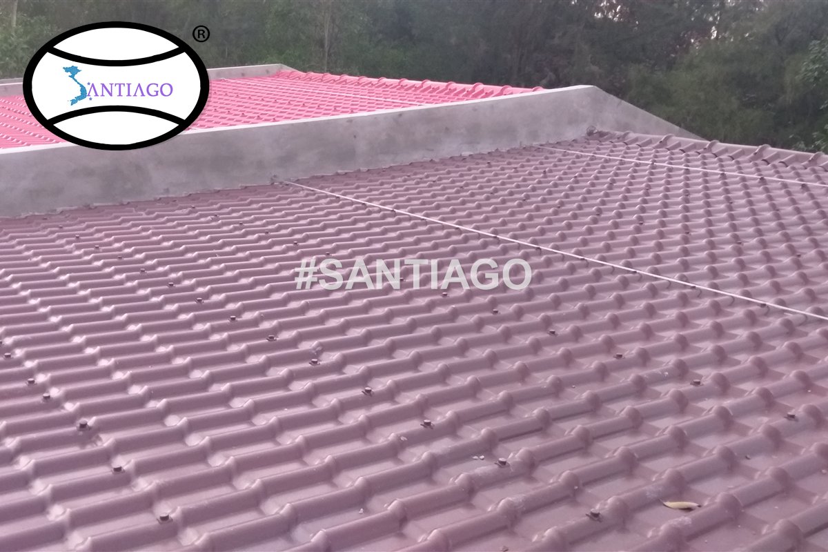 Hai khối mái ngói nhựa ngăn bởi tường bao