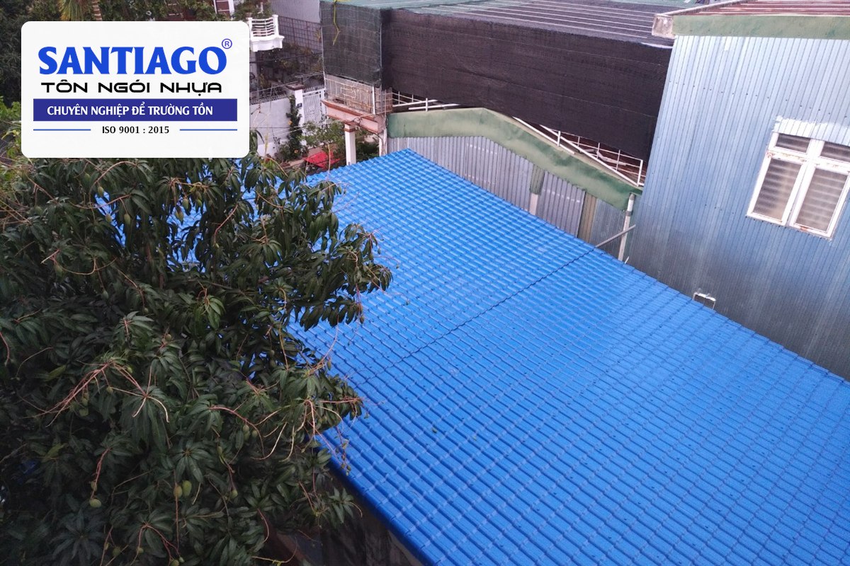 Mái ngói nhựa xanh dương của nhà ở Buôn Ma Thuột