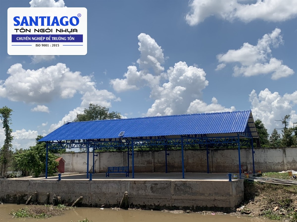 Nhà khung thép mái ngói nhựa xanh dương ở Tiền Giang