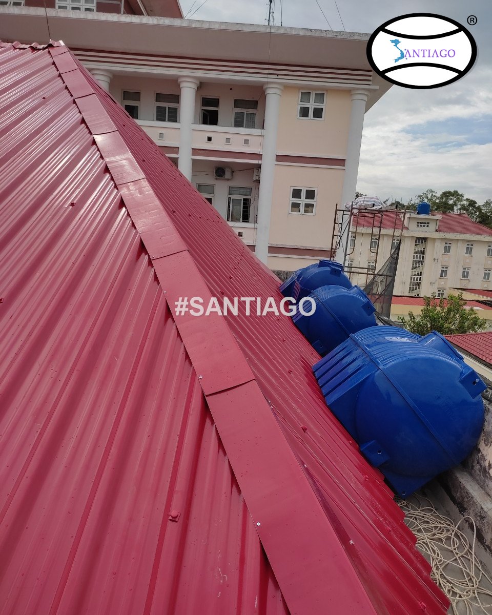 Mặt mái tôn nhựa màu đỏ đã bắn vít