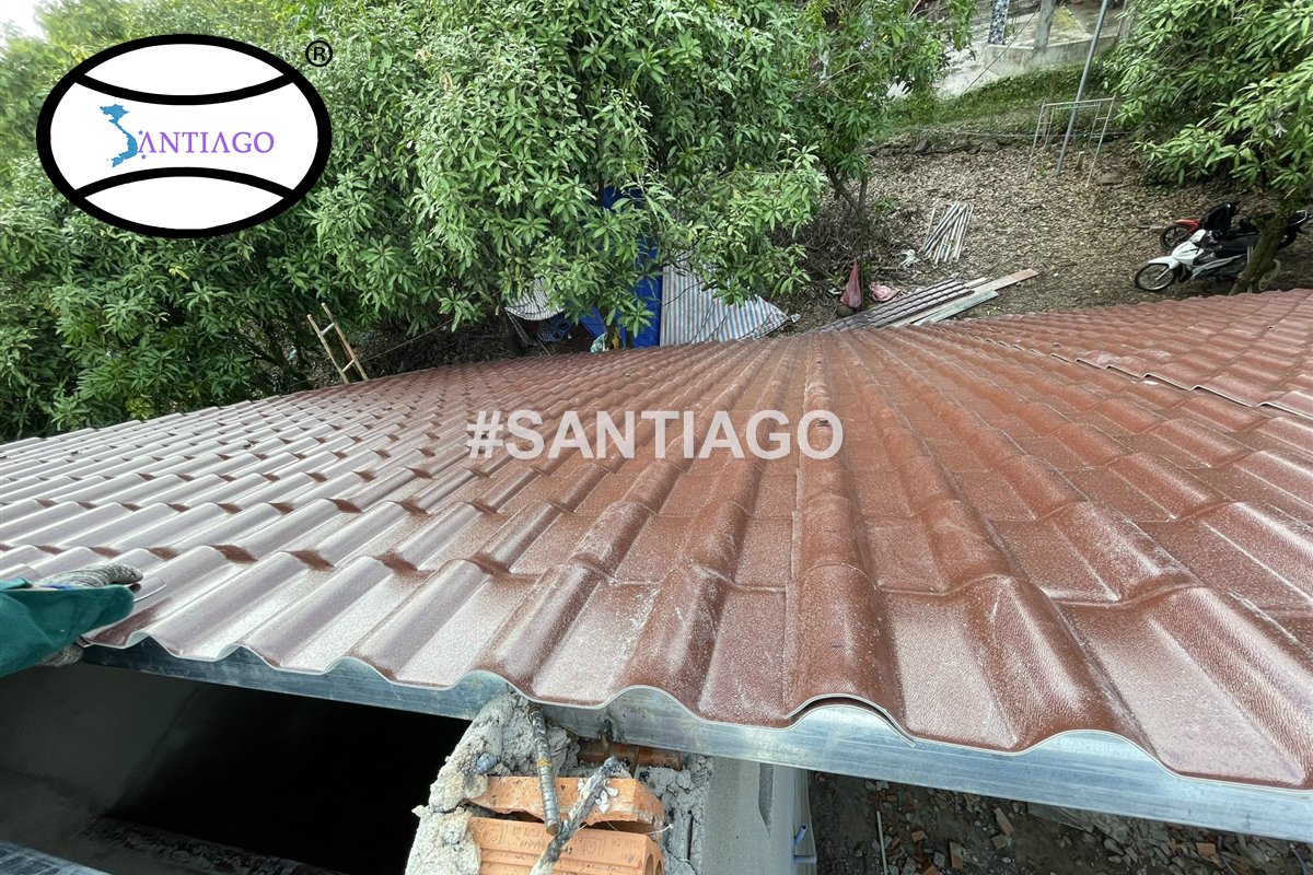 Mái tôn nhựa giả ngói màu nâu đang lợp trên nhà ở Định Quán