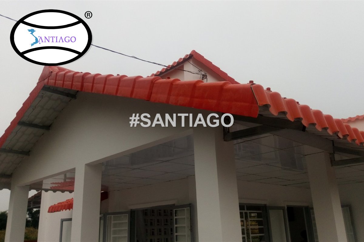 Mép mái tôn nhựa giả ngói đỏ trên hiên nhà ở Đất Đỏ