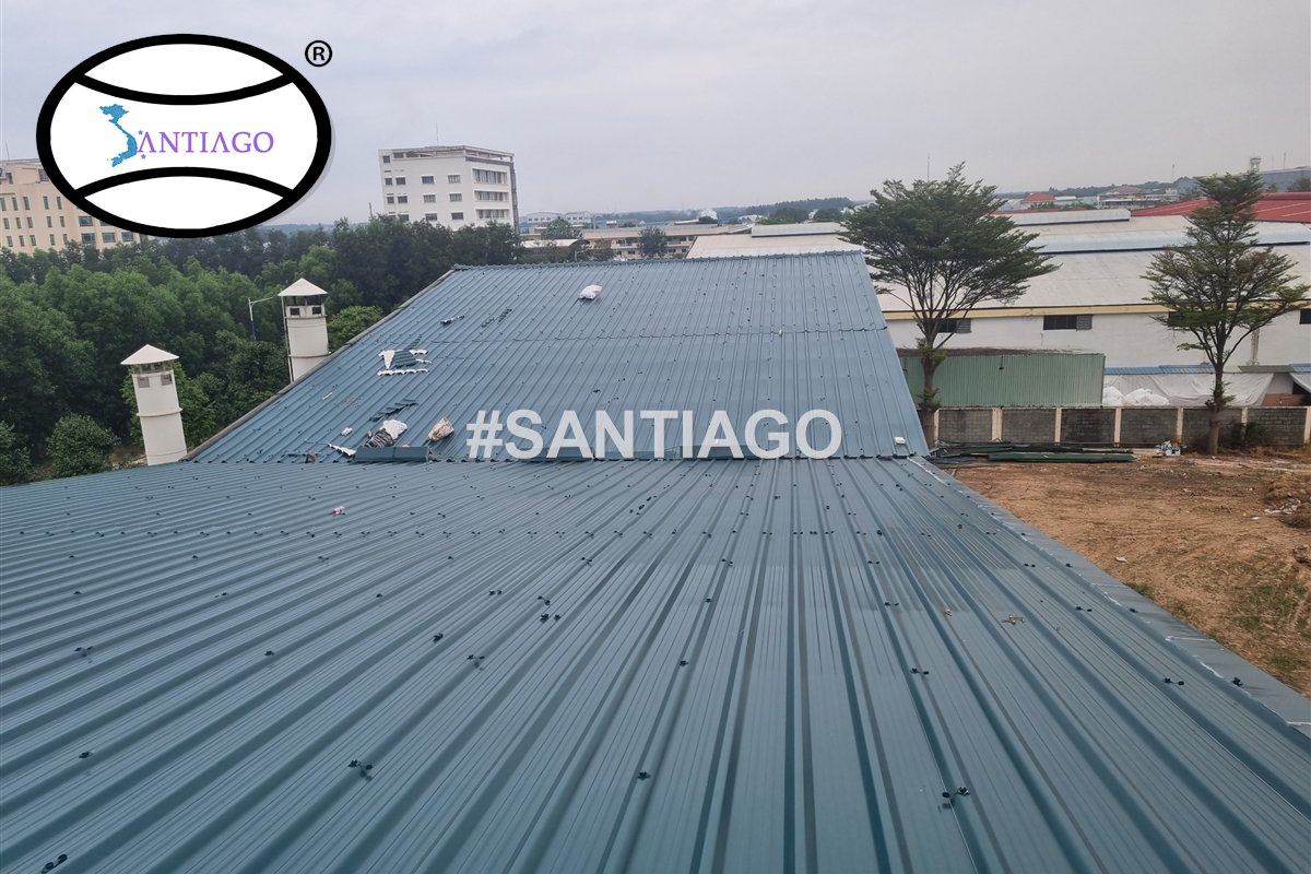 Mái tôn nhựa nhà xưởng ở Bến Cát nhìn từ trên
