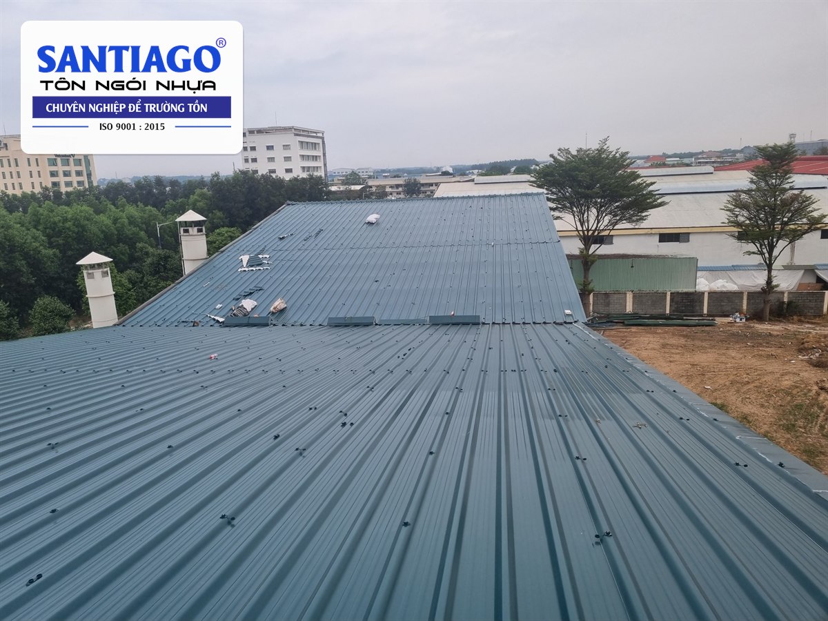 Mái nhà xưởng lớn lợp tôn nhựa ở Bến Cát