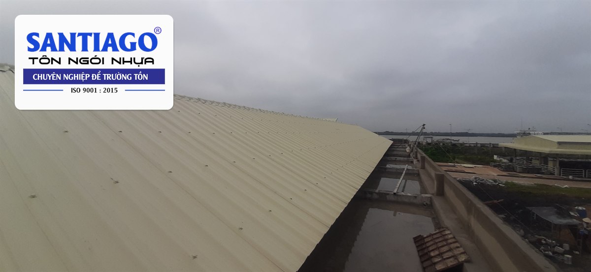 Mái tôn nhựa màu vàng kem ở Nhơn Trạch