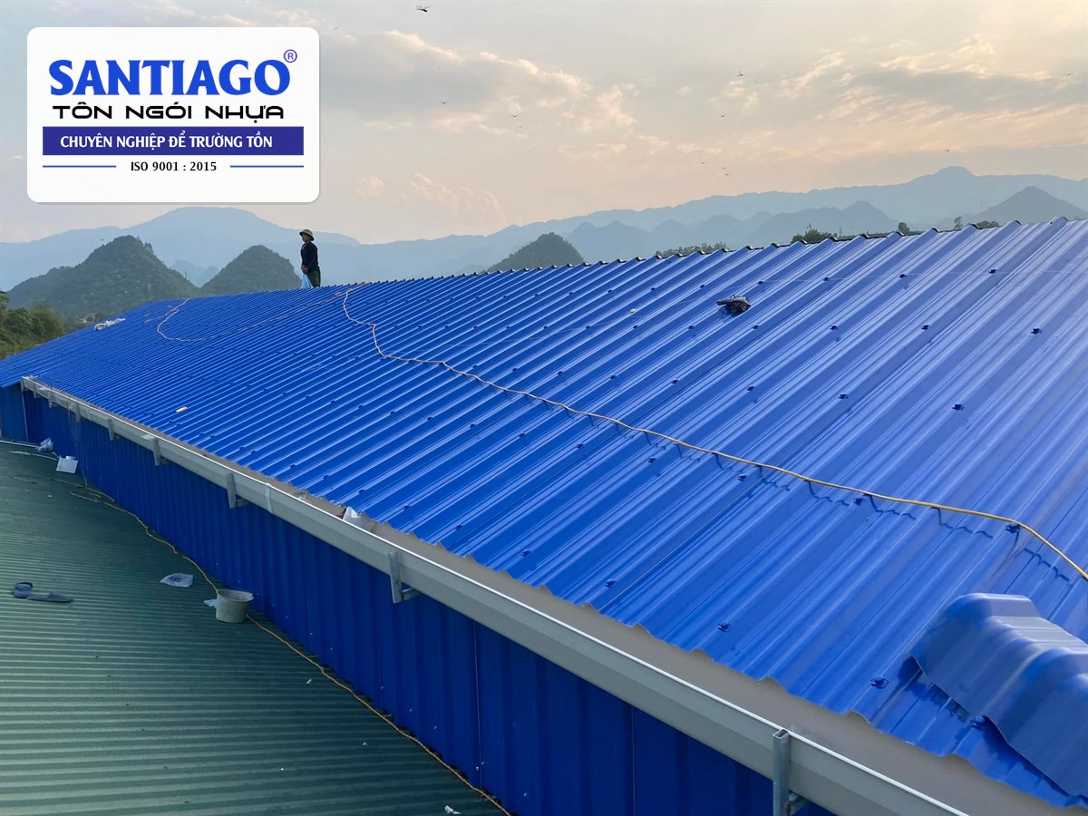 Mái tôn nhựa xanh dương dài nhìn dọc theo chiều sóng