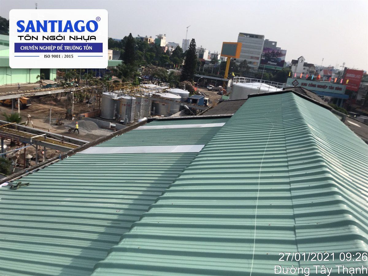 Mái tôn nhựa xanh ngọc của xưởng sản xuất ở Tân Bình