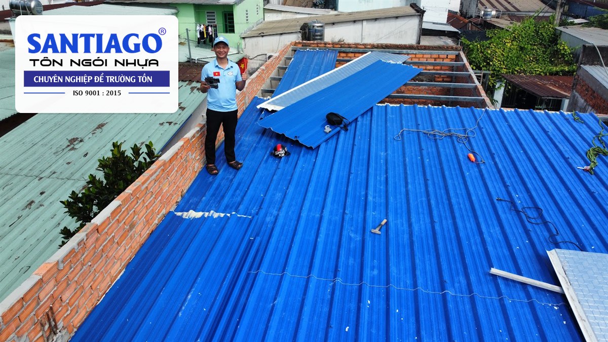Mái tôn nhựa xanh dương nhà ở vừa lợp xong