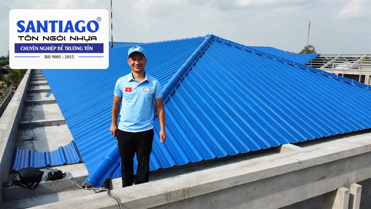 Mái tôn nhựa xanh dương sạch sau mùa mưa