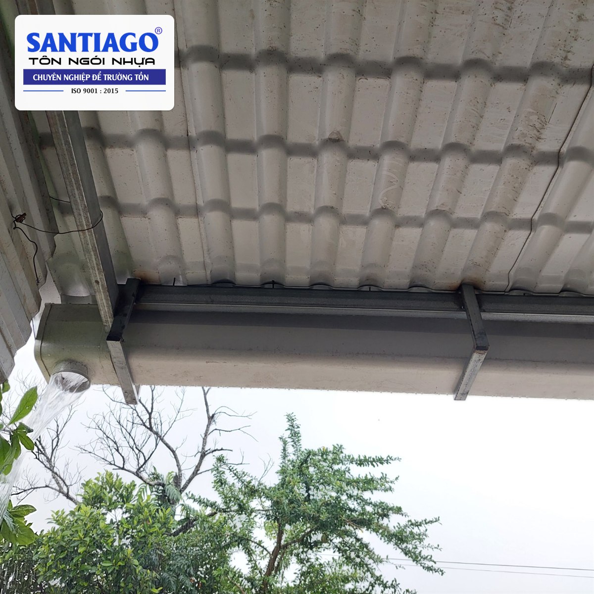 Máng xối nhựa trắng lắp dưới mép mái tôn
