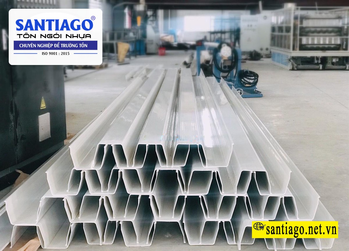Nhiều cây máng xối nhựa trắng xếp tại xưởng