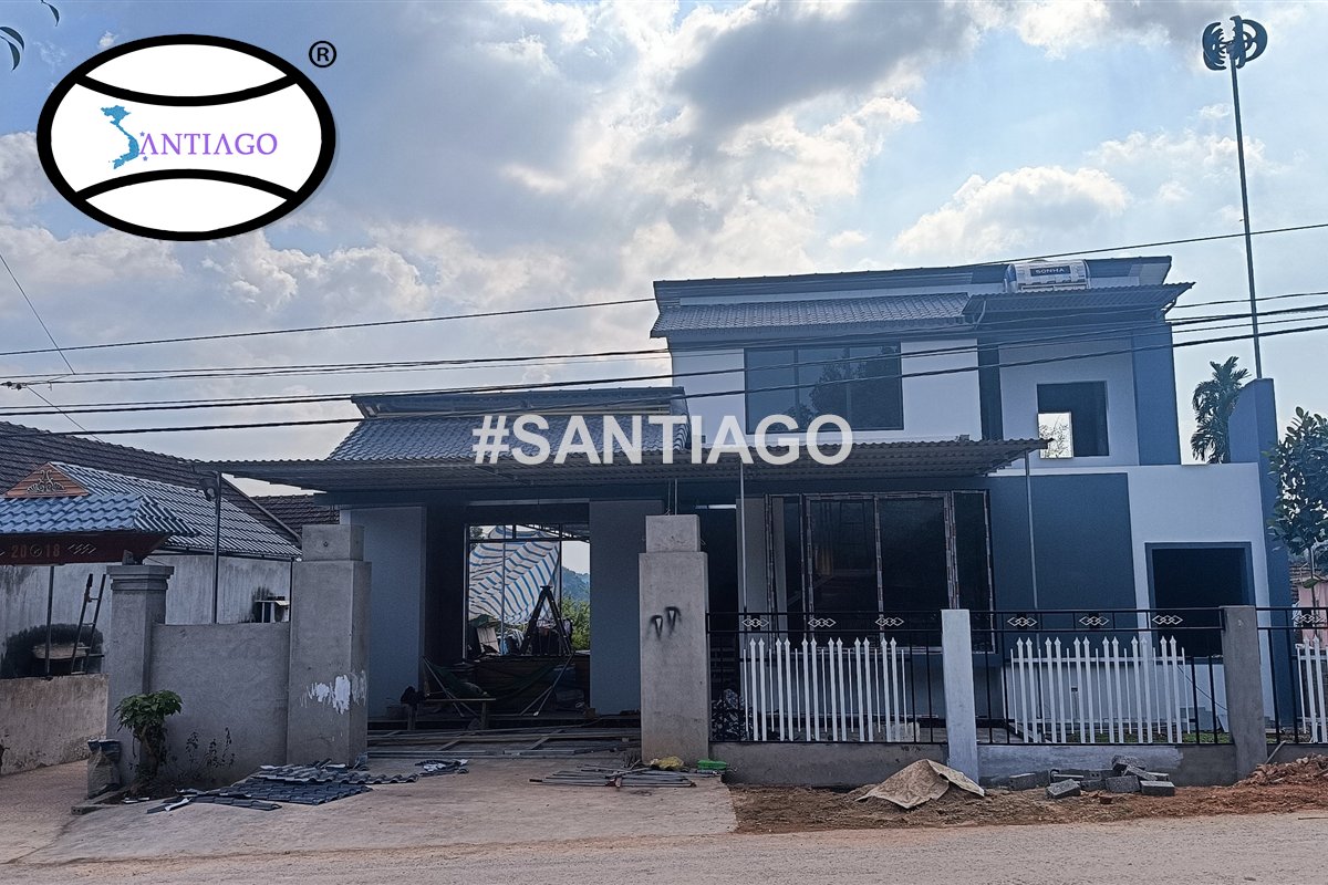 Nhà hai tầng ở Nghệ An lợp ngói nhựa màu xám đen