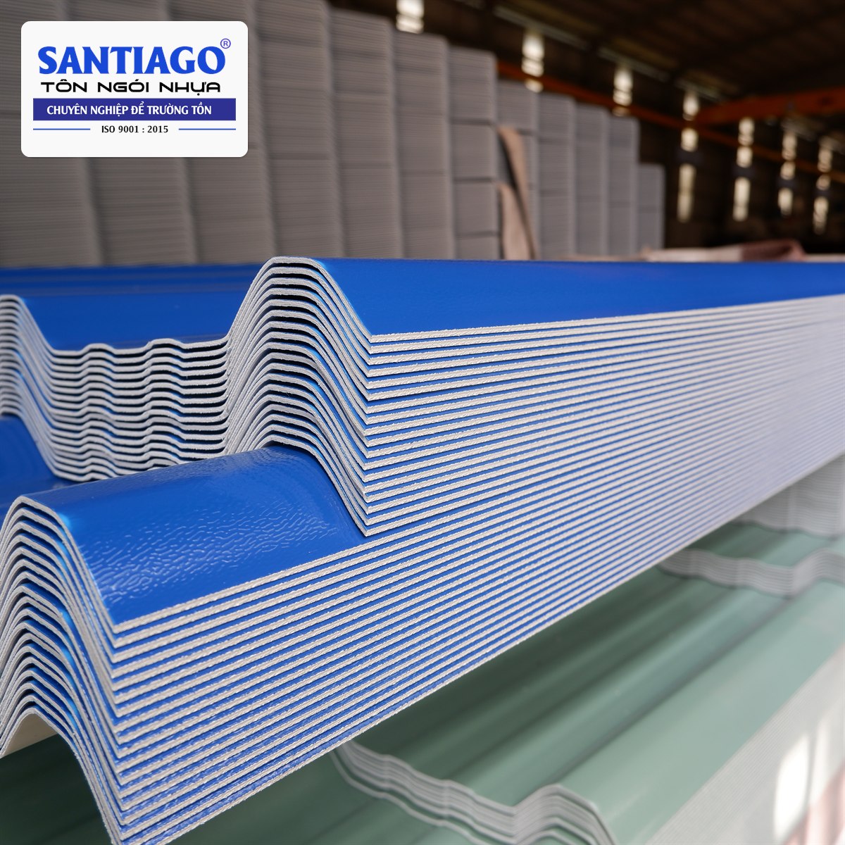 Mép chồng tôn nhựa xanh dương tại nhà máy nhìn từ đầu tấm