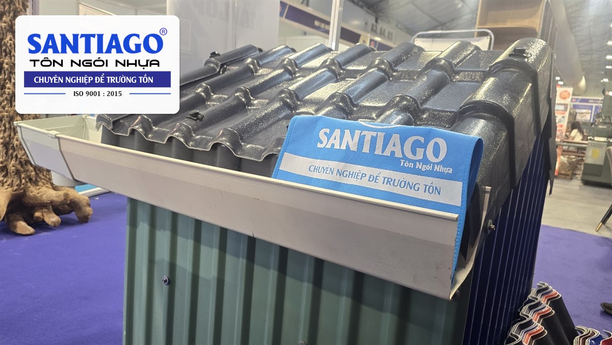Mô hình mái ngói nhựa xám gắn bảng tên Santiago