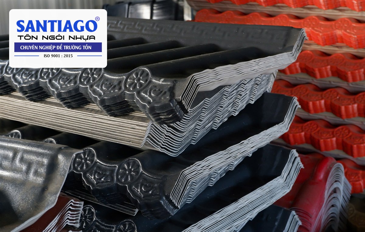Chồng ngói âm dương màu xám xếp trong kho