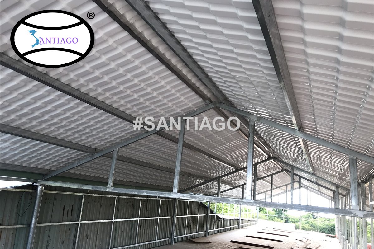 Mặt dưới mái ngói nhựa trên khung thép mạ kẽm ở Đà Nẵng