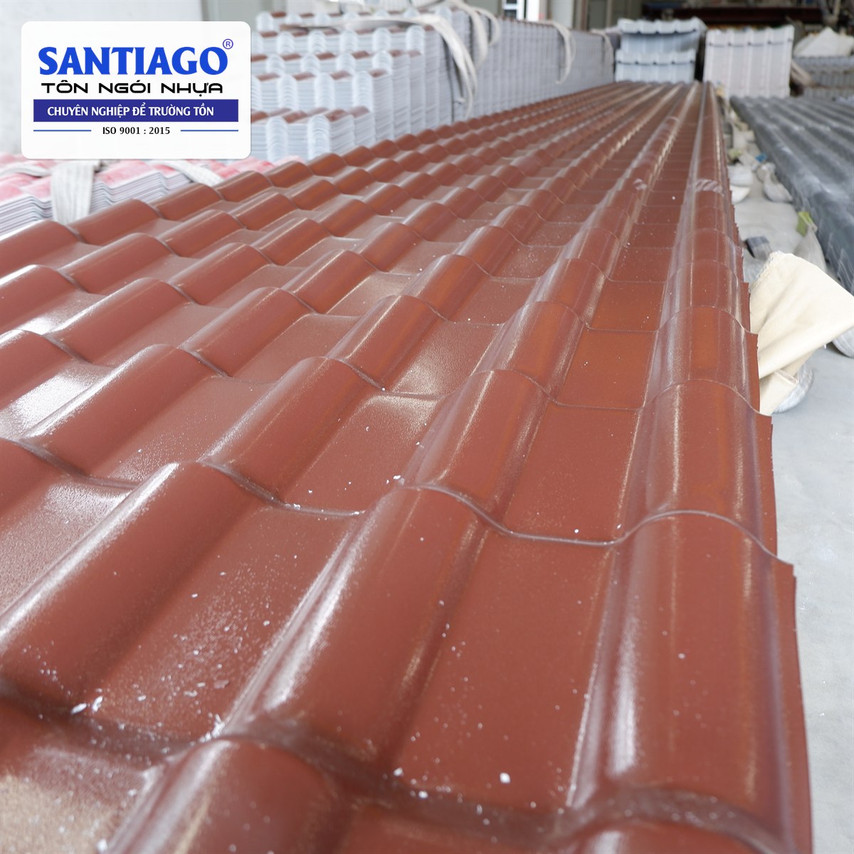 Tấm ngói nhựa màu đỏ đô tại nhà máy Santiago