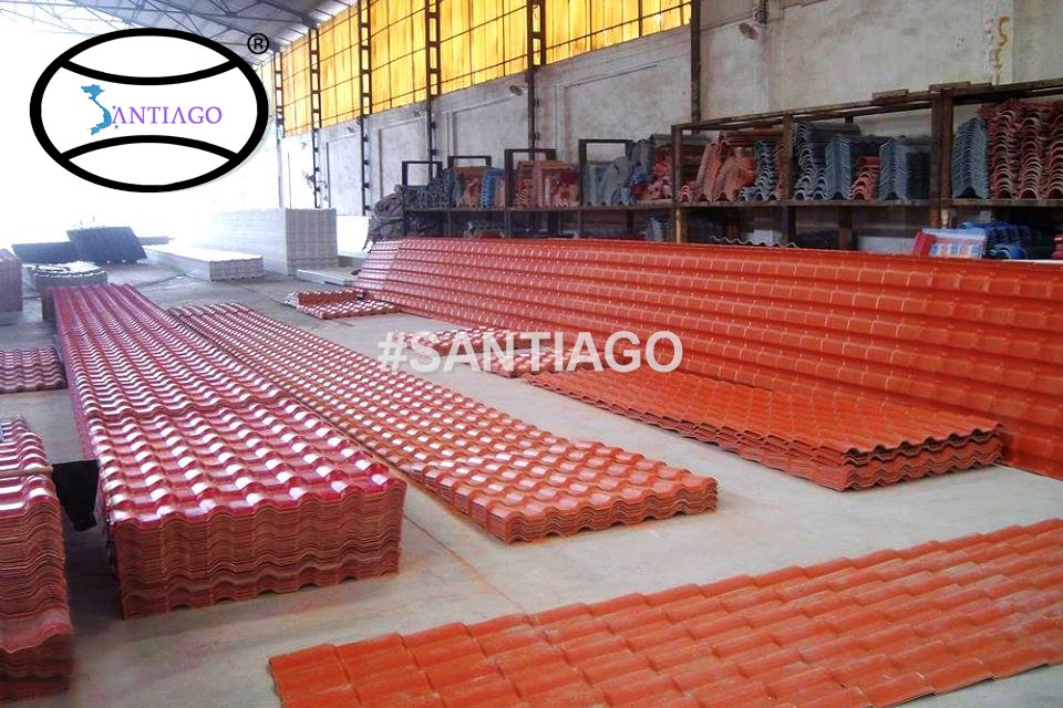 Ngói nhựa màu đỏ xếp thành chồng tại nhà máy Santiago