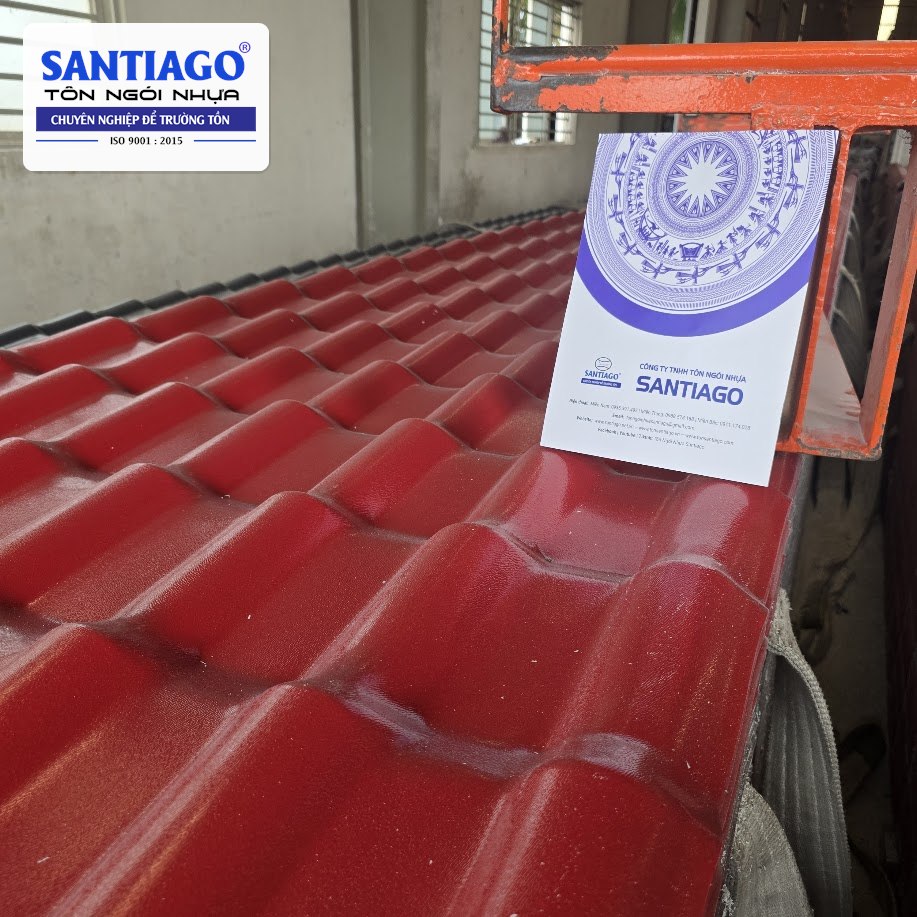 Chồng ngói nhựa đỏ trong xưởng Santiago