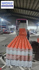 Kiện ngói nhựa màu đỏ trên càng xe nâng