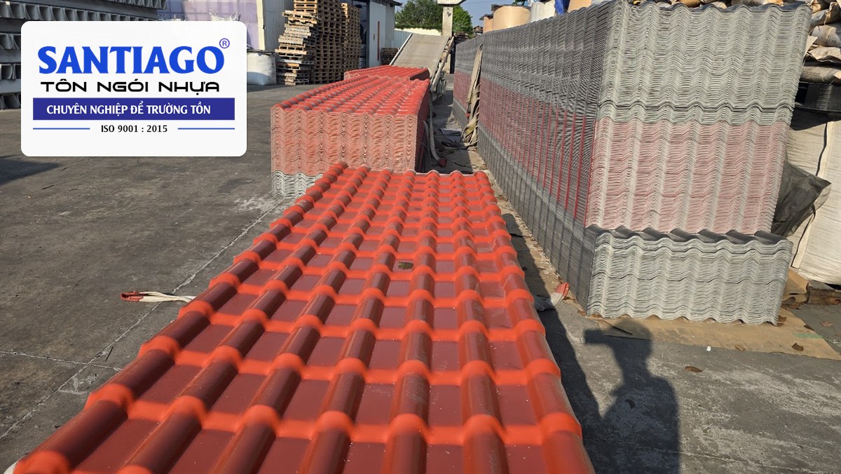 Ngói nhựa màu đỏ xếp dài tại kho chờ giao