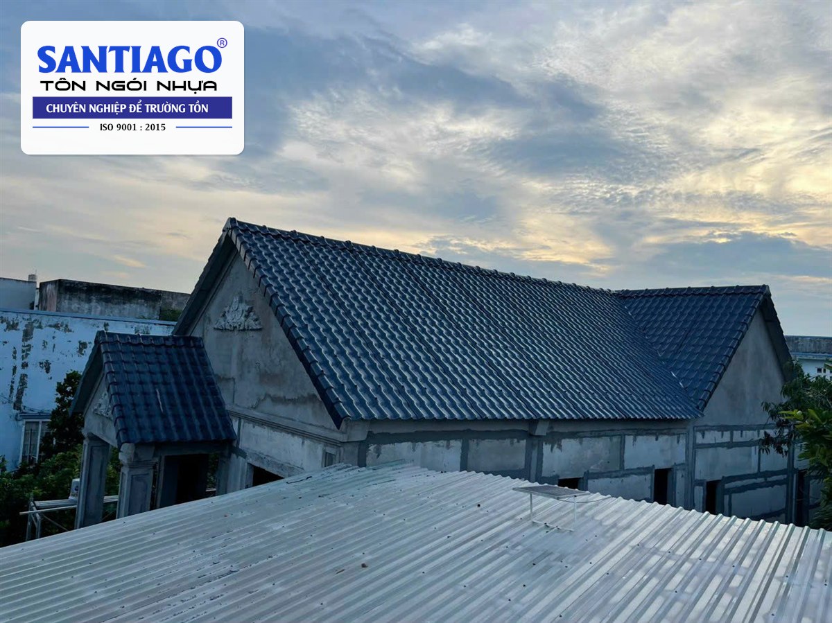 Mái ngói nhựa xám dựng trên sàn mái bê tông của nhà phố