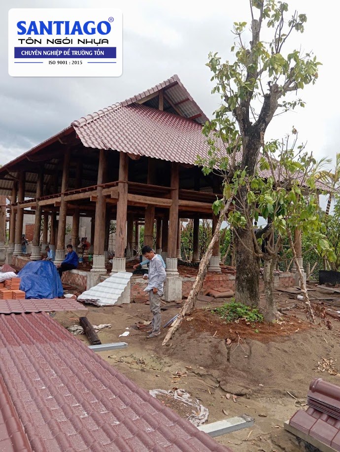 Ngói nhựa màu nâu xếp dài cạnh khung nhà gỗ
