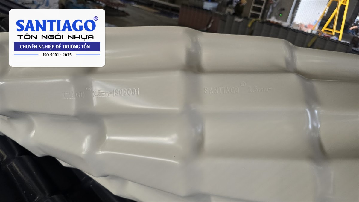 Tấm ngói nhựa màu trắng tại xưởng