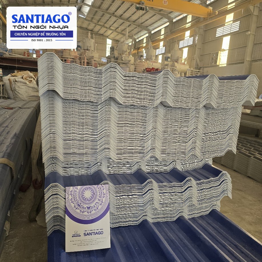 Chồng ngói nhựa màu trắng tại nhà máy, phía trước là hồ sơ năng lực Santiago