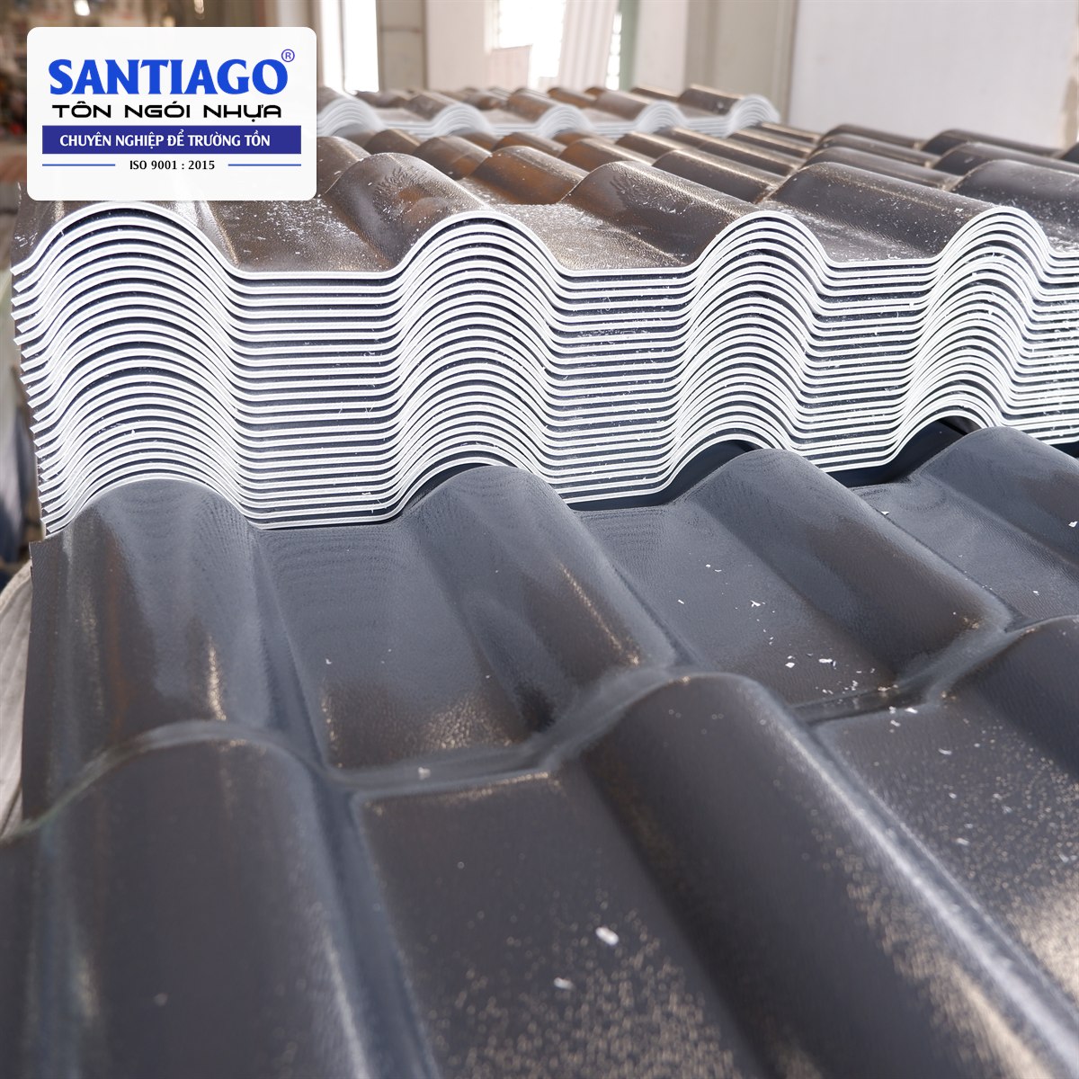 Chồng ngói nhựa xám trong kho nhà máy Santiago