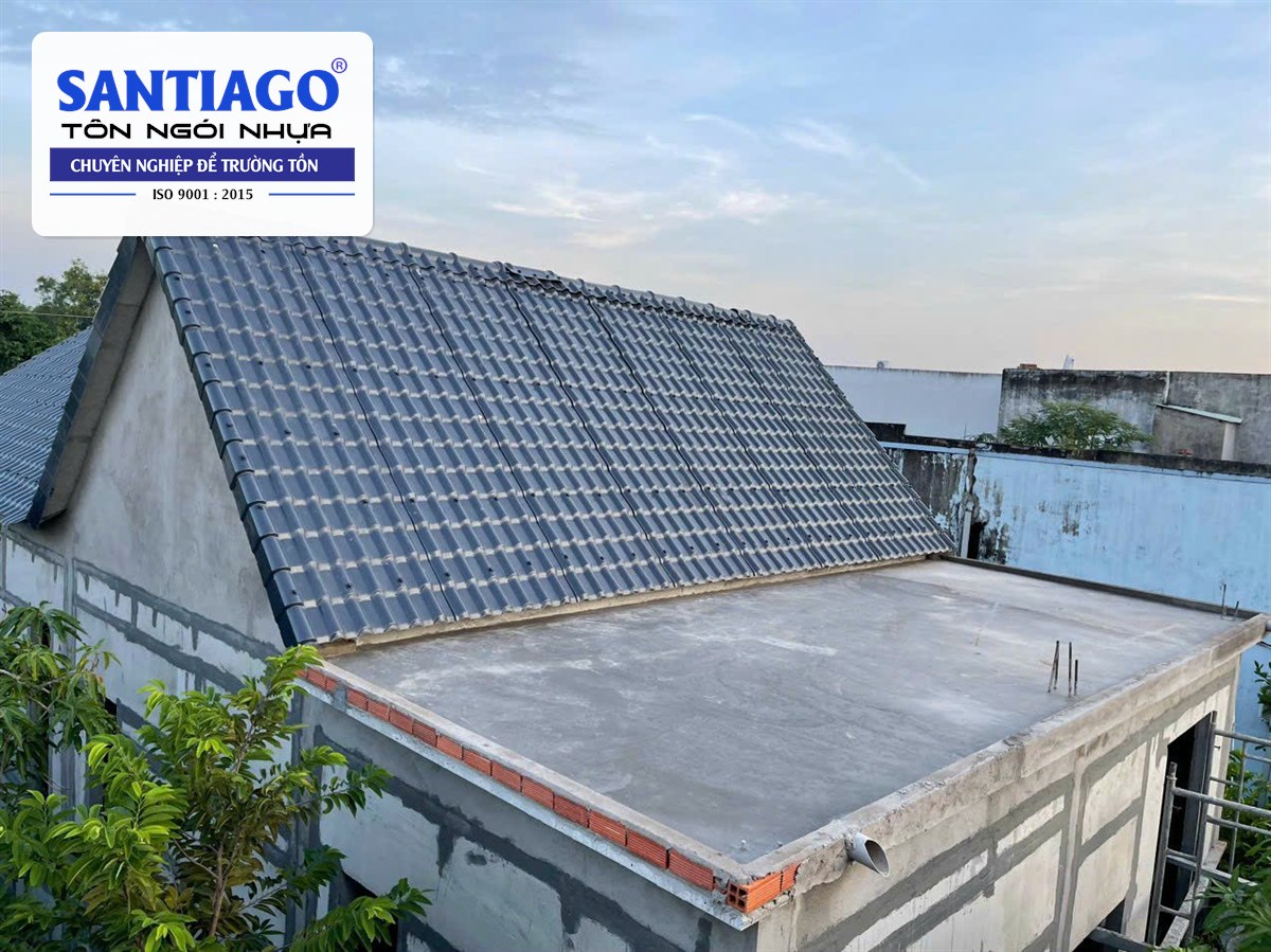 Góc mái ngói nhựa xám nhìn từ sàn mái bê tông