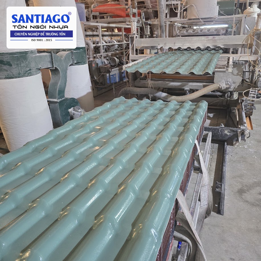 Ngói nhựa xanh ngọc chạy trên dây chuyền sản xuất
